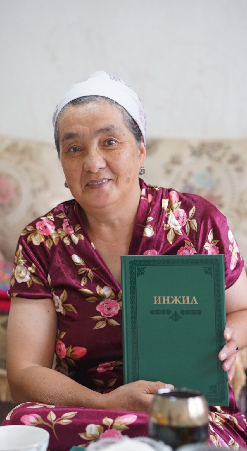 Elmien received her new copy of Kyrgyz Bible.